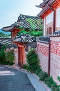 韩剧海报，首尔城市夜景背景，男女主角背影相对，霓虹灯光渲染浪漫氛围